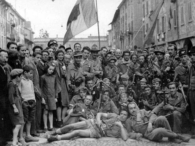 Partigiani con il tricolore dopo la Liberazione — Archivio Istoreco